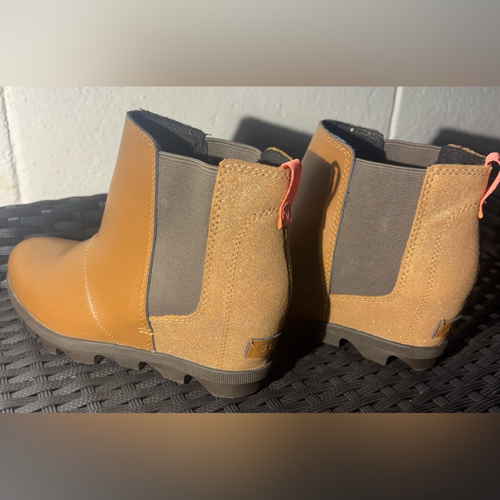 Sorel Kids Size 3 Wedge Boots in Two-toned Tan Color